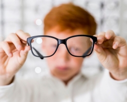Consejos para limpiar correctamente tus gafas y que aguanten más tiempo sin  rayones